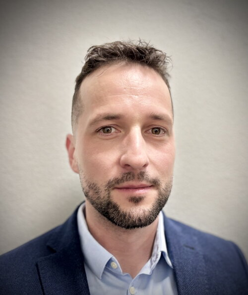 Peter, Gründer von VitiligoShop, der selbst mit Vitiligo lebt